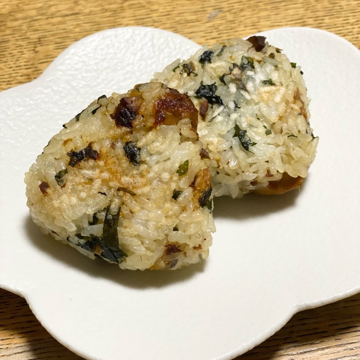 わかめご飯とさば味噌煮缶の焼きおむすび【キャンプ】